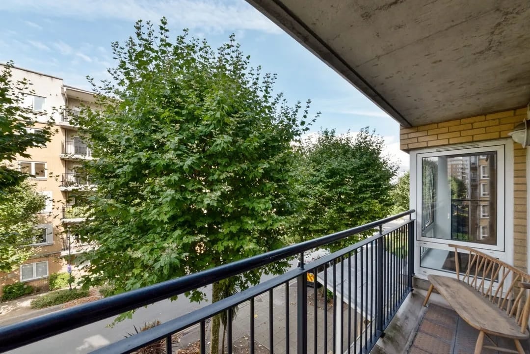 Flat Newport Avenue in Greater London
