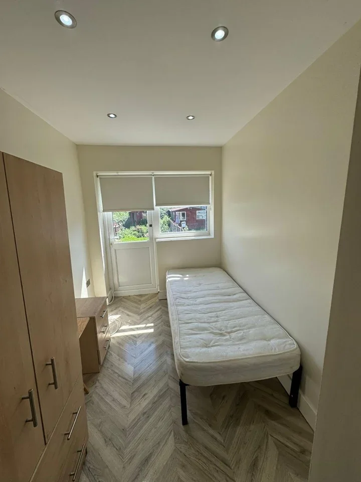 Room Berkeley Avenue in Greater London