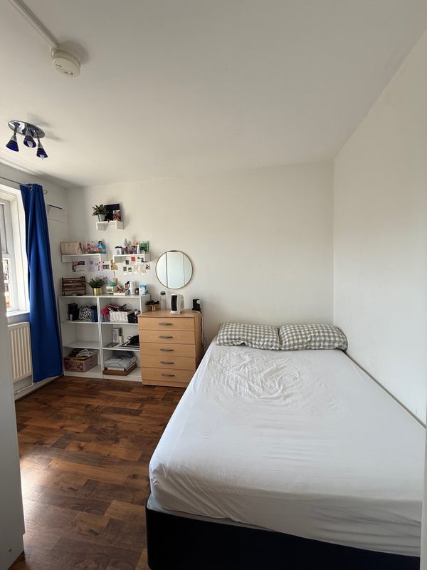 Room St. Katharine's Way in Greater London