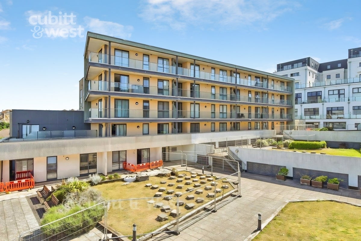 Flat Jupiter Court in Portsmouth