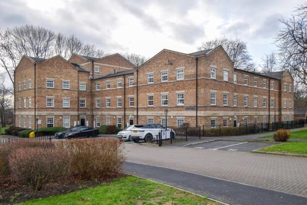 Flat Chaloner Grove in Wakefield
