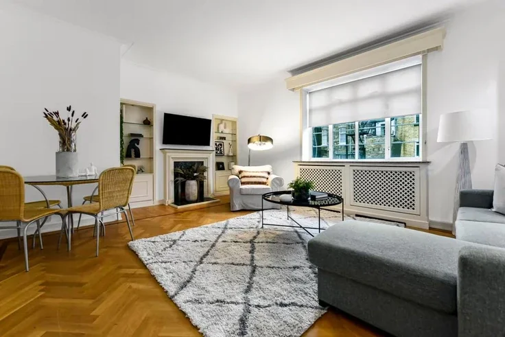 Flat Grosvenor Square in City of Westminster