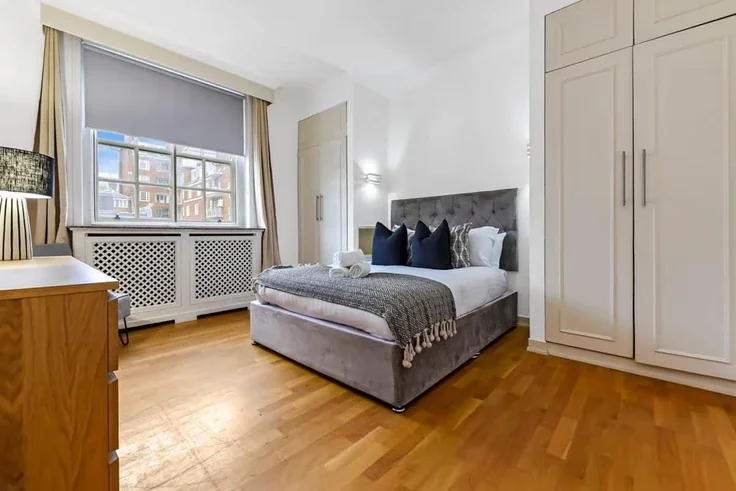 Flat Grosvenor Square in City of Westminster