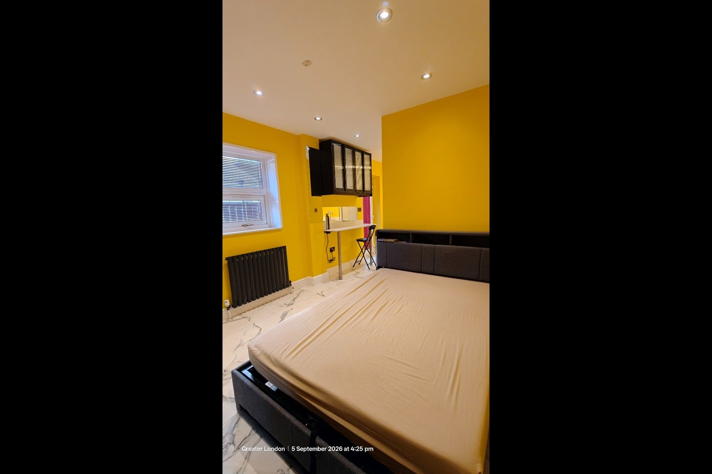 Room Edgwarebury Lane in Greater London