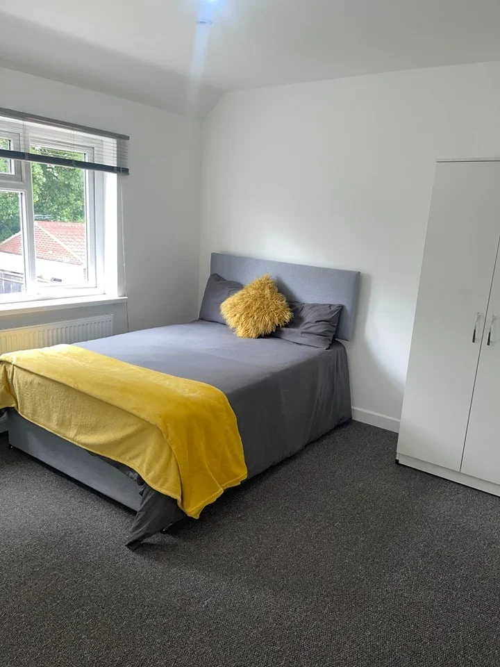 Room Berkeley Waye in Greater London