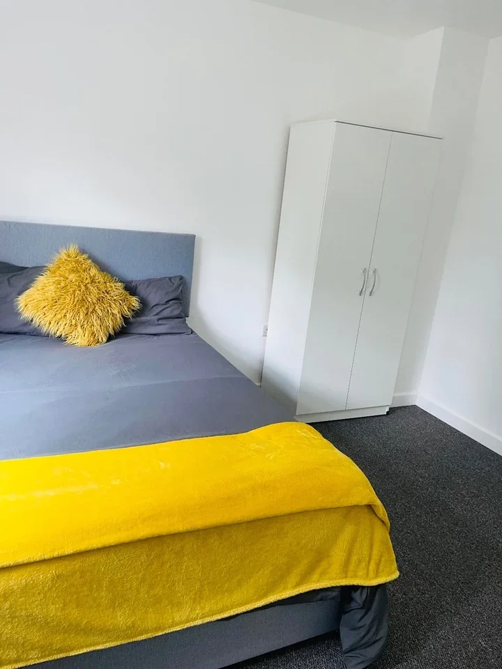 Room Berkeley Waye in Greater London