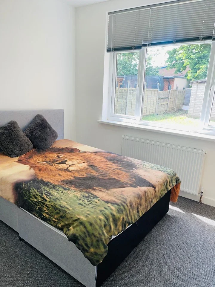 Room Berkeley Waye in Greater London