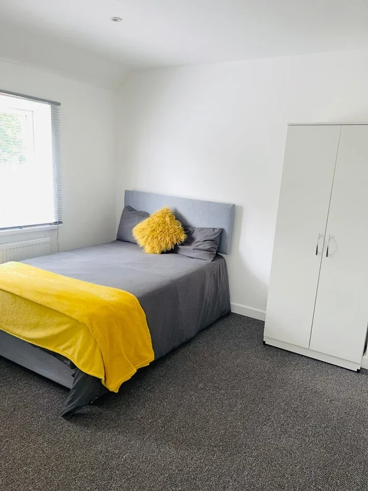 Room Berkeley Waye in Greater London