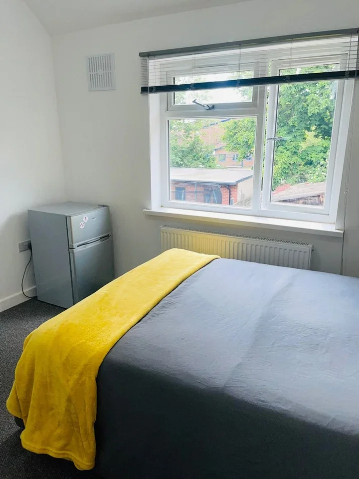 Room Berkeley Waye in Greater London