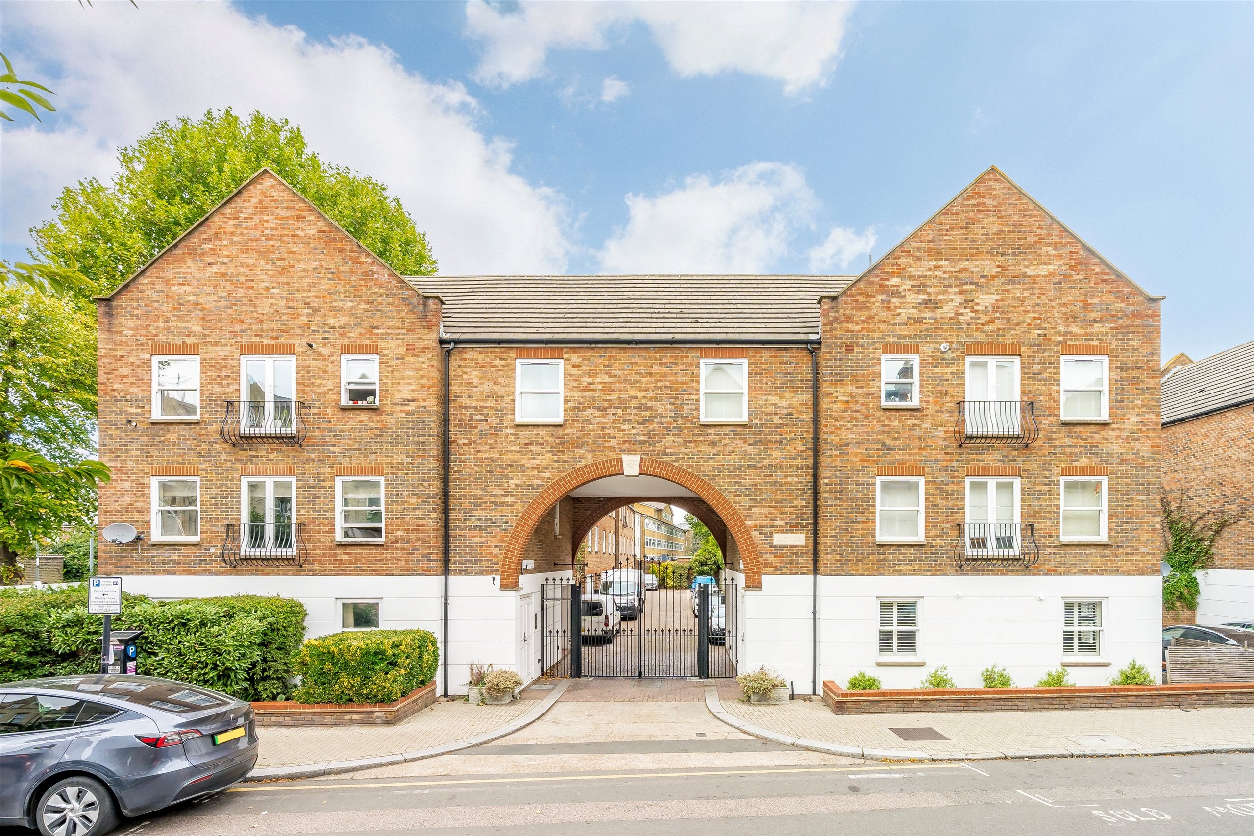 Flat Malwood Road in Greater London