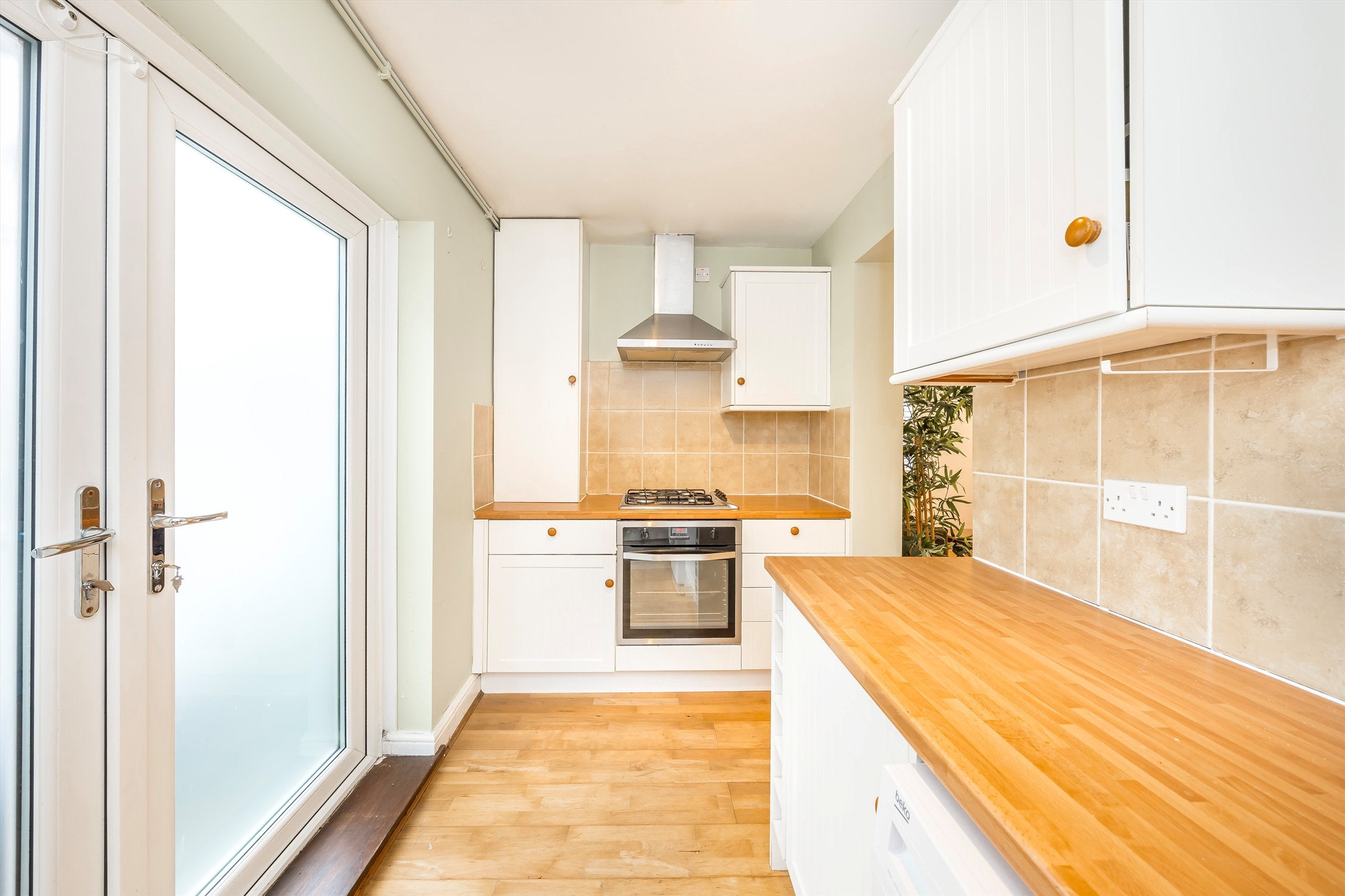 Flat Malwood Road in Greater London