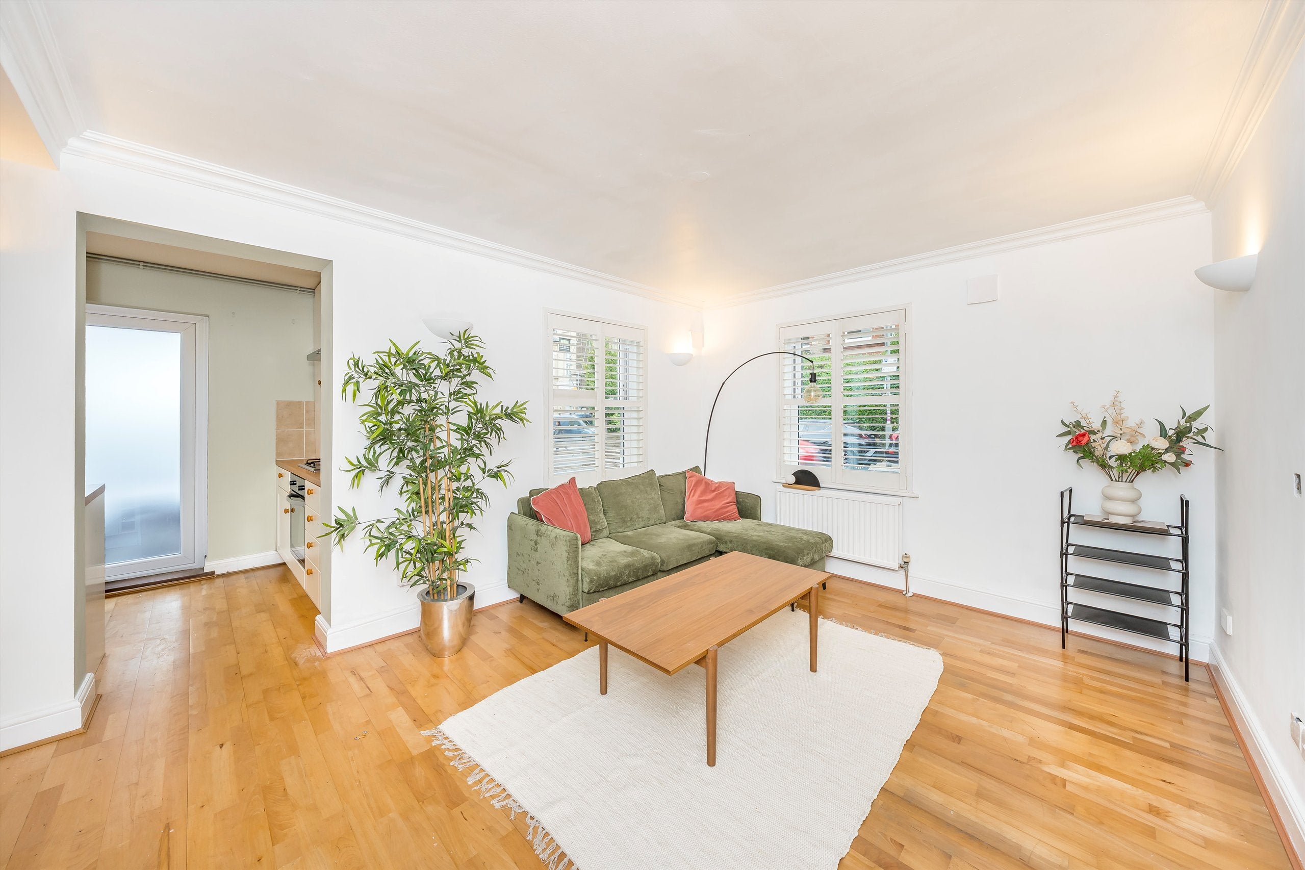 Flat Malwood Road in Greater London