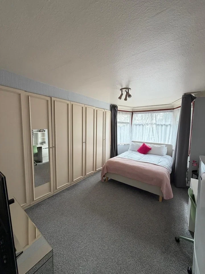 Room Barn Rise in Greater London