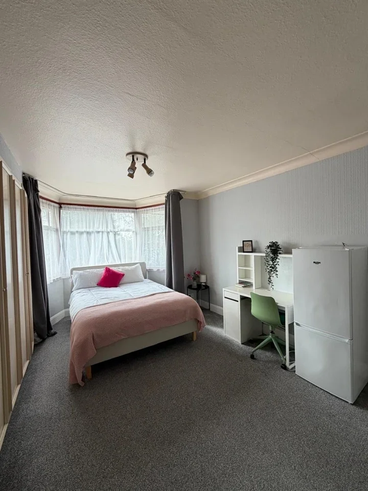 Room Barn Rise in Greater London
