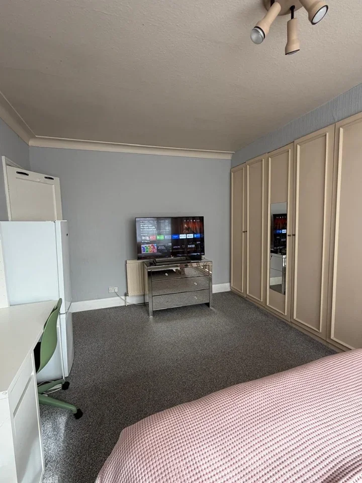 Room Barn Rise in Greater London