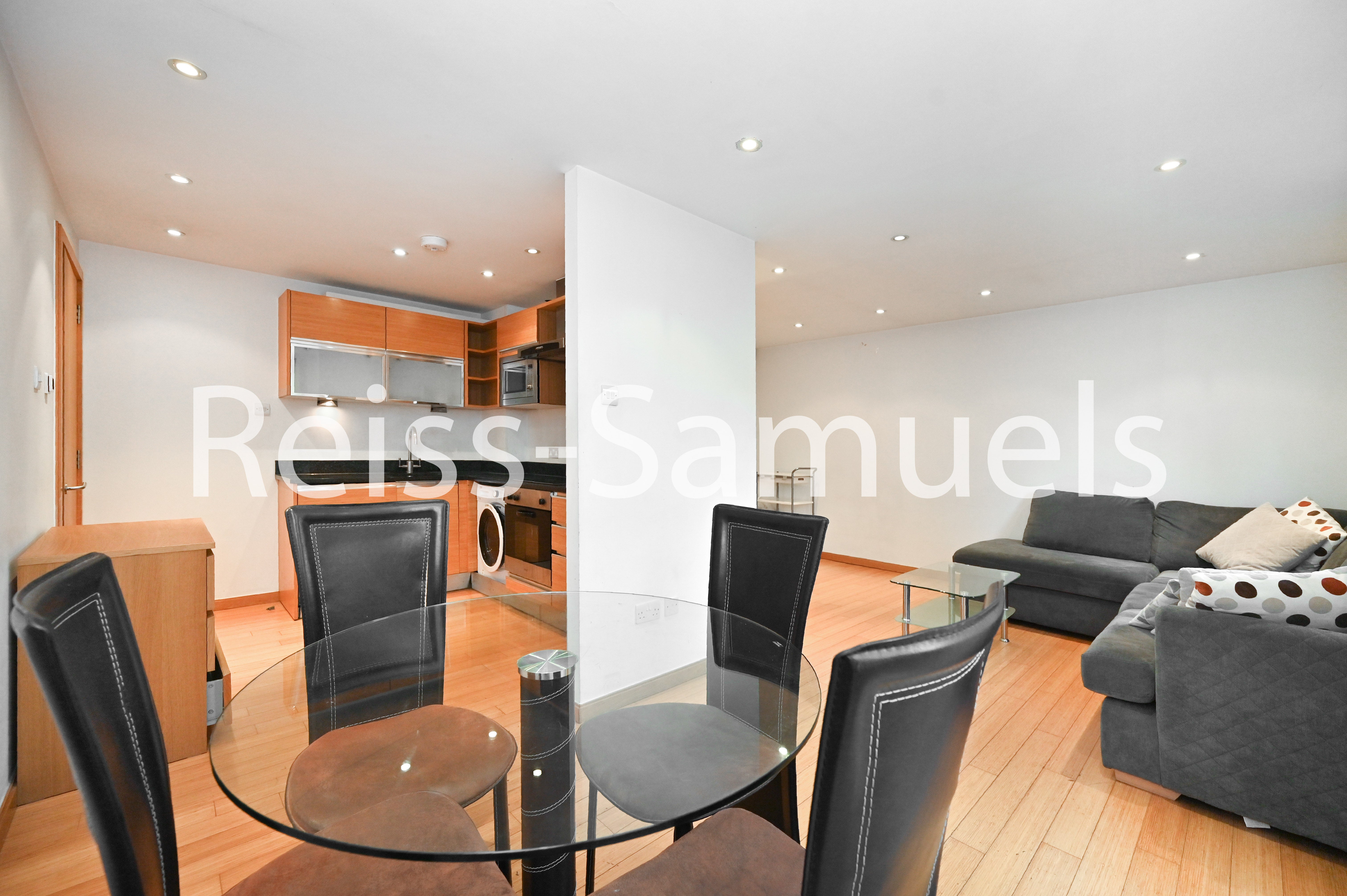 Flat Westferry Road in Greater London