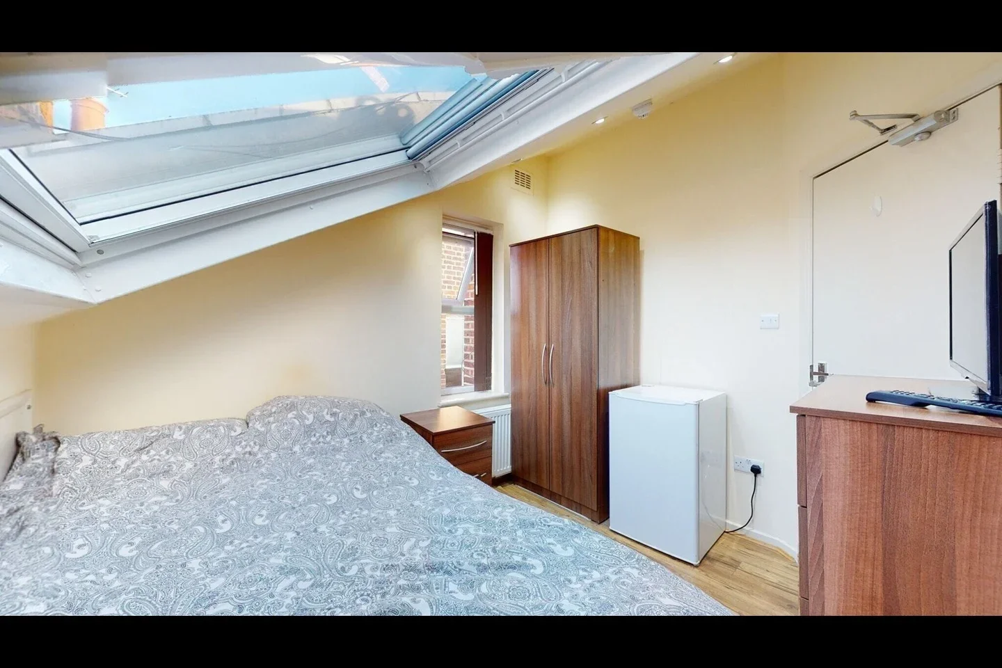 Room St. Pauls Avenue in Greater London
