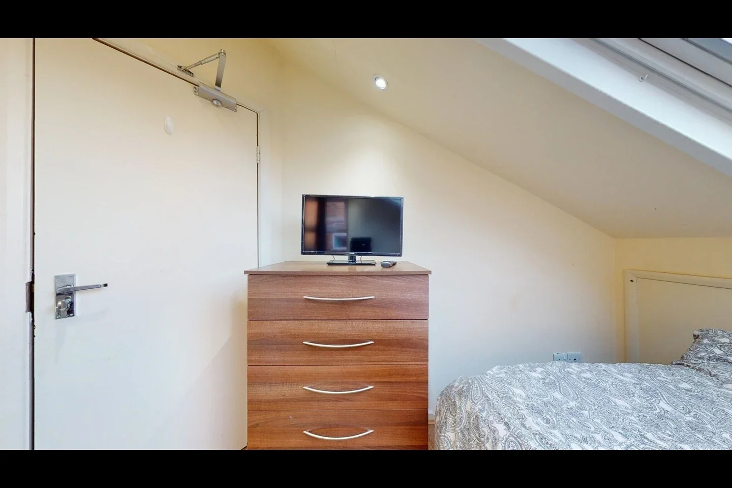 Room St. Pauls Avenue in Greater London