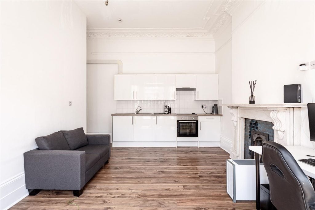 Flat Holland Road in Greater London