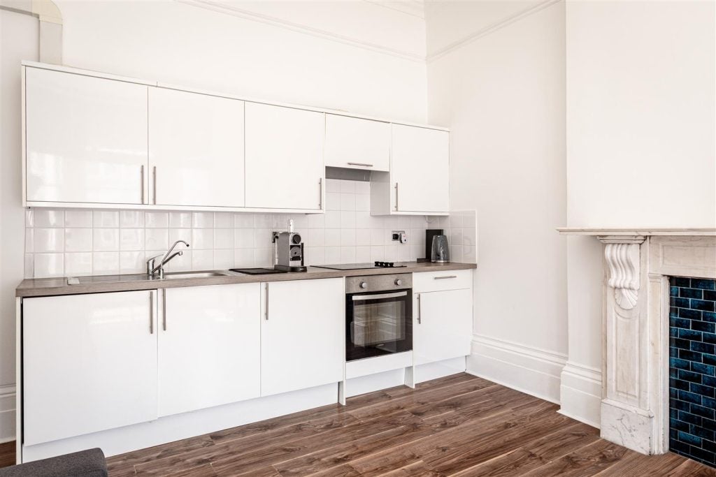 Flat Holland Road in Greater London
