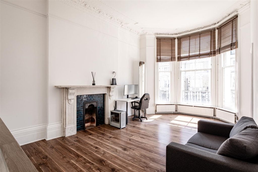 Flat Holland Road in Greater London