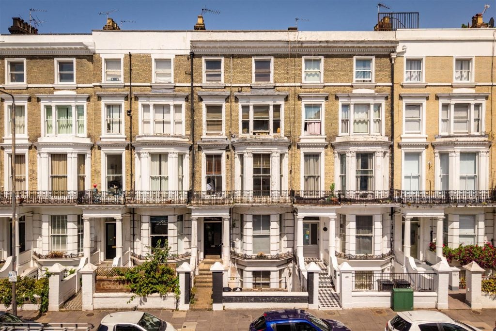 Flat Holland Road in Greater London