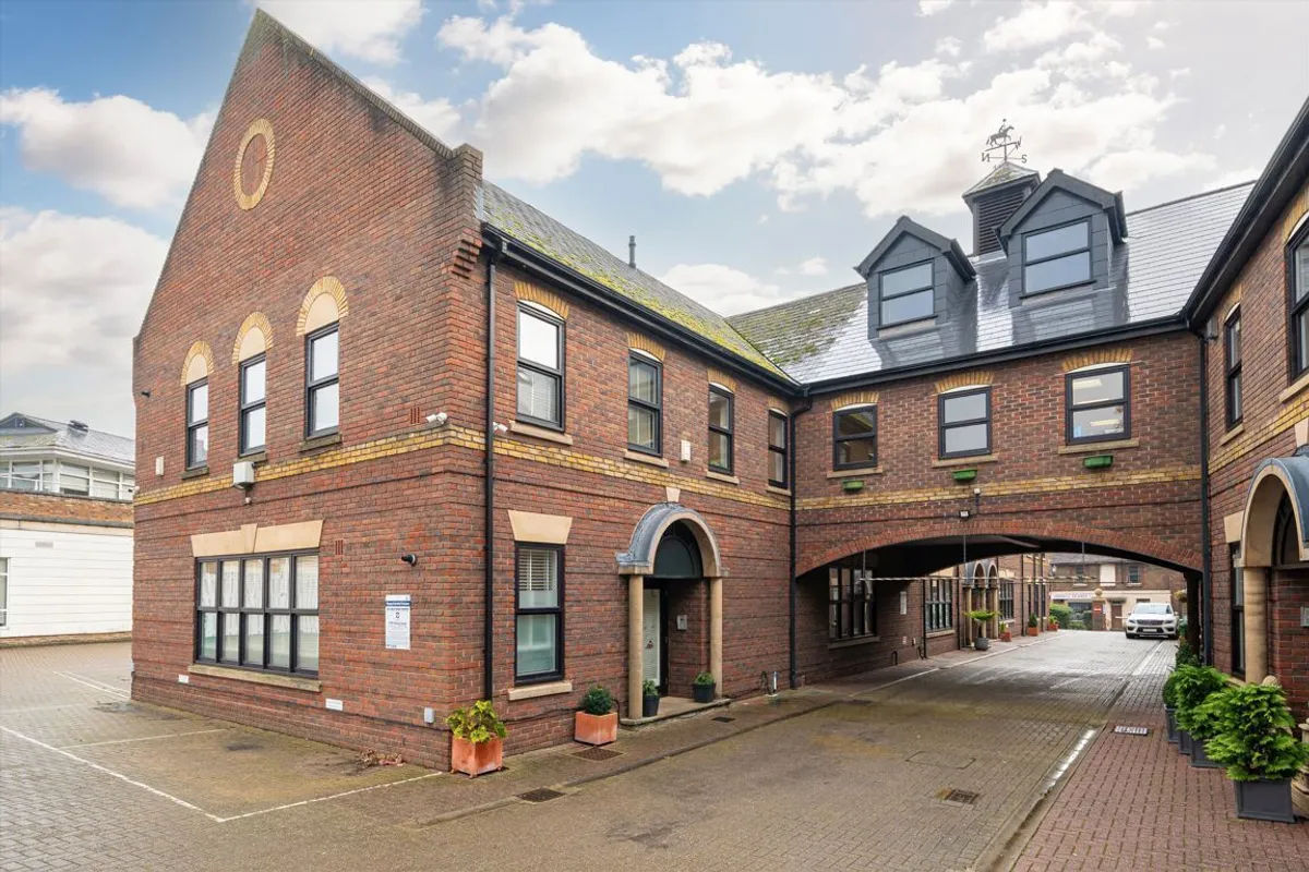 Flat Mount Mews in Greater London