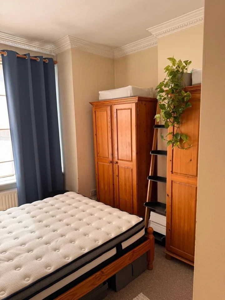 Room Ashford Road in Greater London