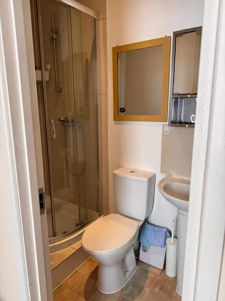 Room Ashford Road in Greater London