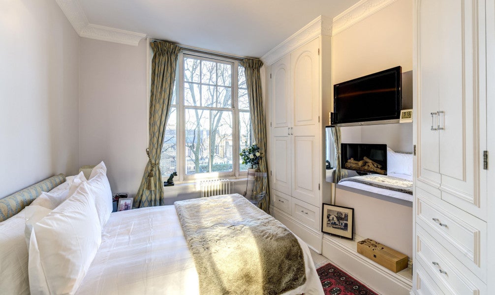Flat Cheyne Place in London