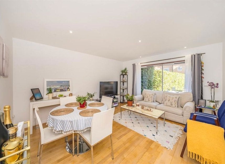 Flat Thorparch Road in Greater London