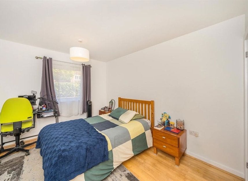 Flat Thorparch Road in Greater London