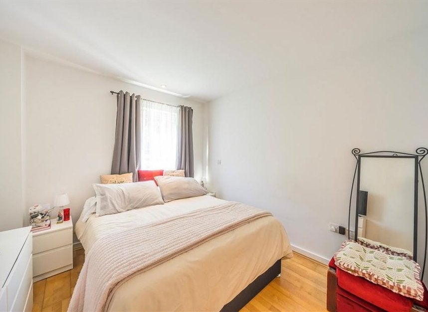 Flat Thorparch Road in Greater London