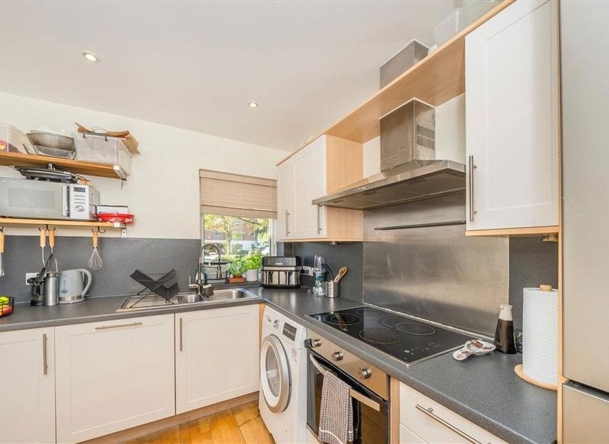 Flat Thorparch Road in Greater London