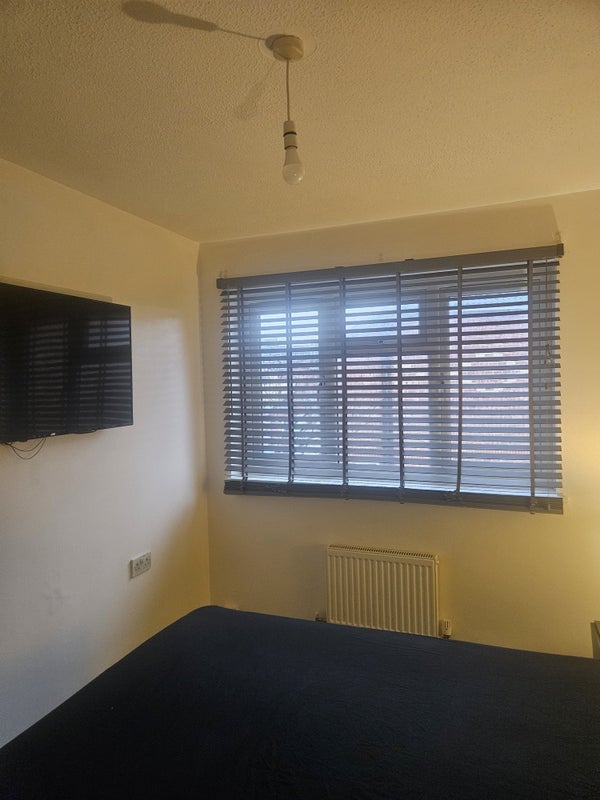 Room Christie Drive in Greater London