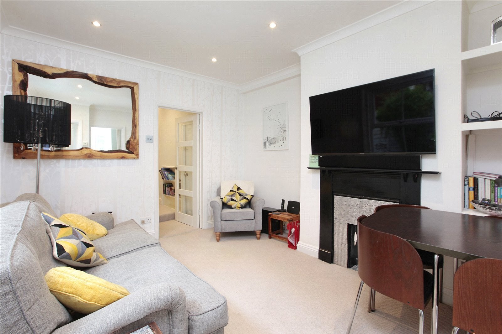 Flat Cathles Road in Greater London