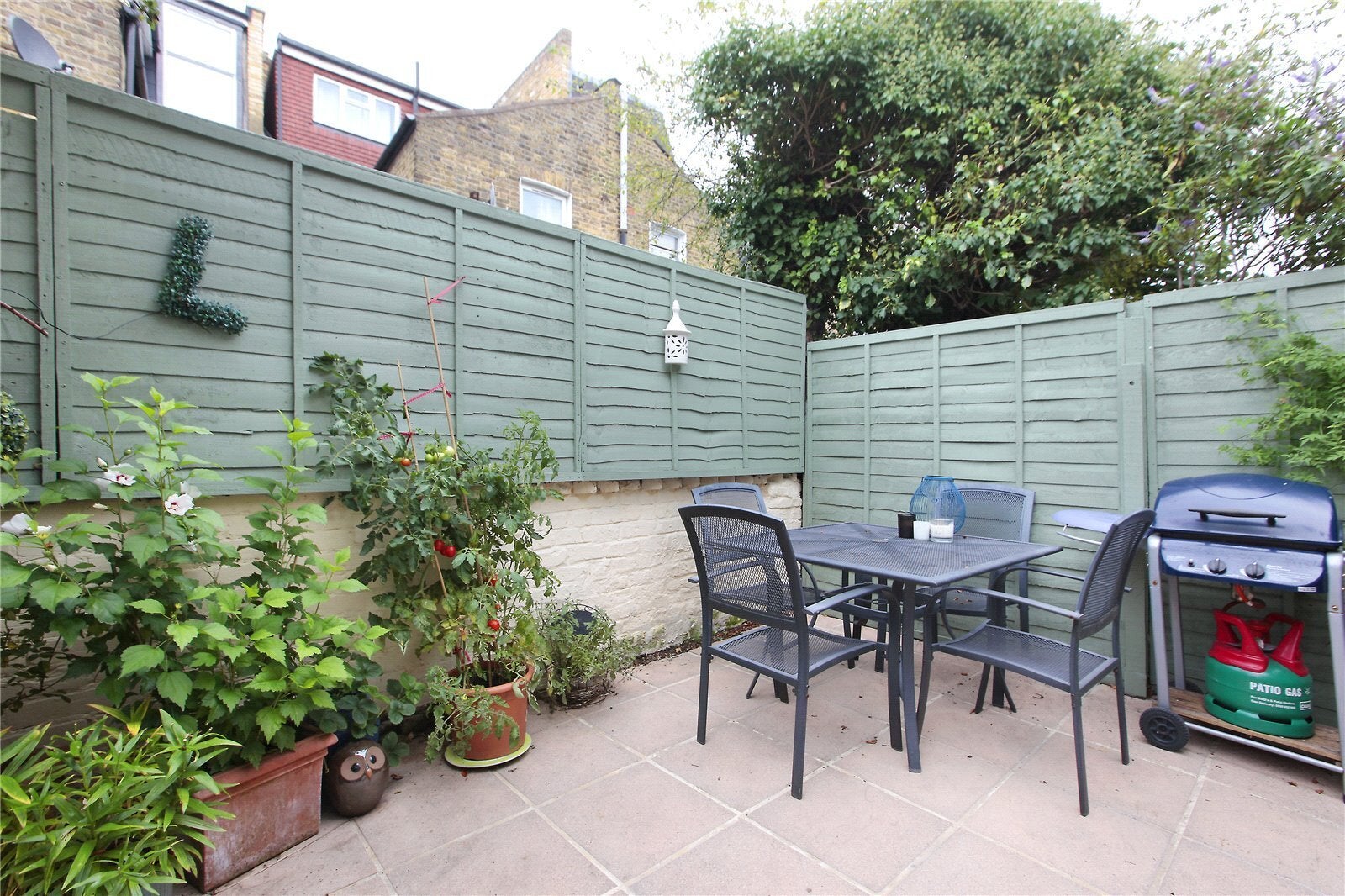 Flat Cathles Road in Greater London