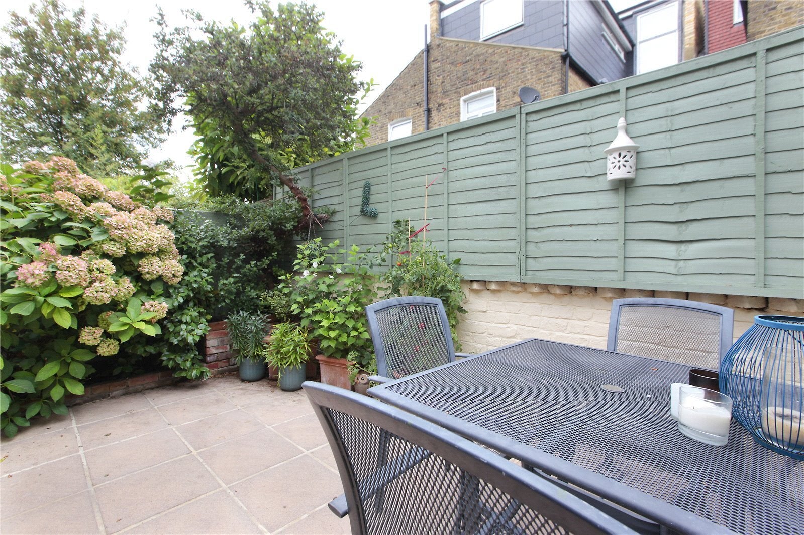Flat Cathles Road in Greater London