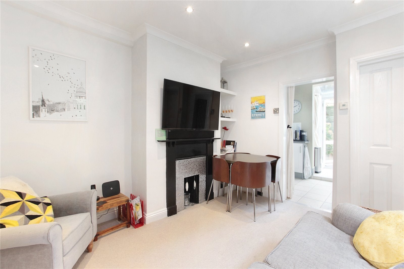 Flat Cathles Road in Greater London