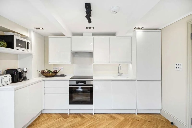 Room Broughton Road in Greater London