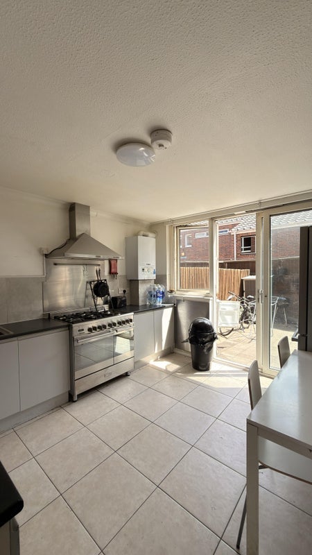 Room Buxton Road in Greater London