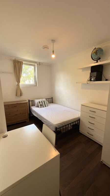 Room Buxton Road in Greater London