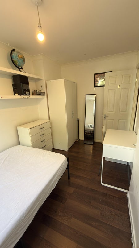 Room Buxton Road in Greater London