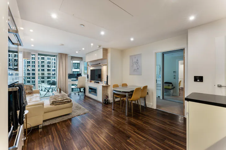 Flat Alie Street in Greater London