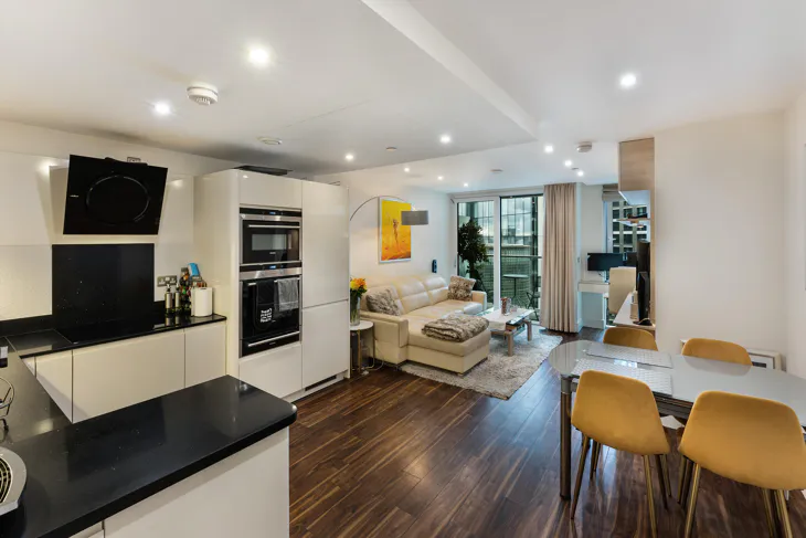 Flat Alie Street in Greater London