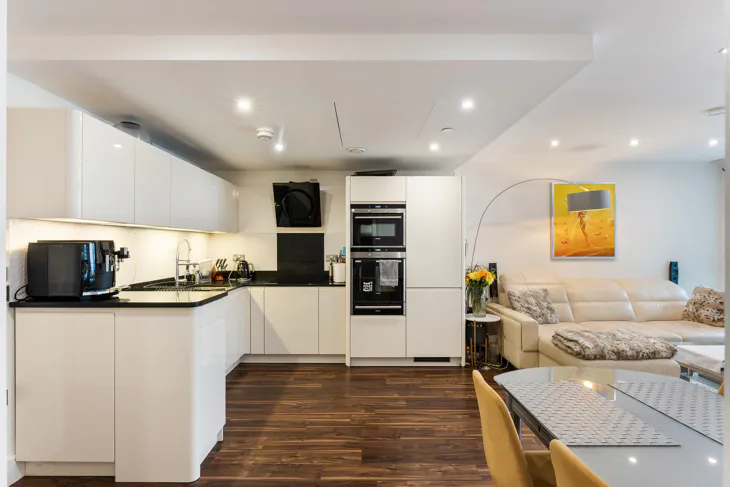 Flat Alie Street in Greater London