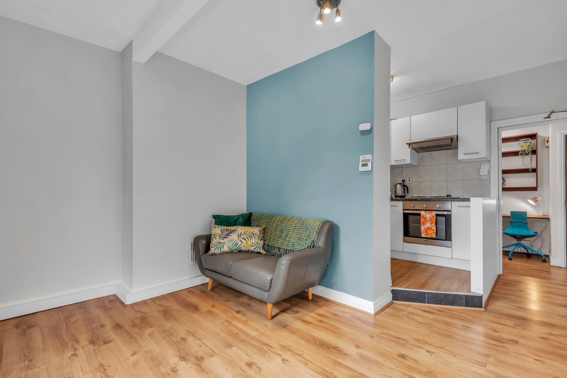 Flat Belle Vue Road in Leeds