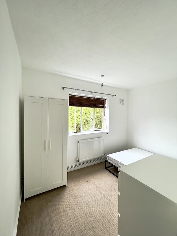 Room Kings Avenue in Greater London