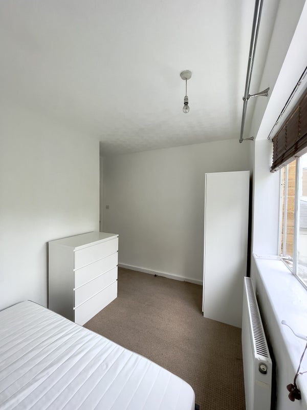 Room Kings Avenue in Greater London