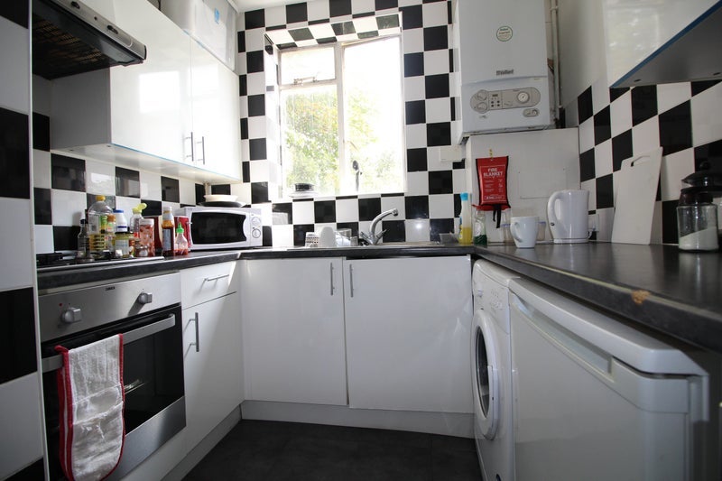 Room Kings Avenue in Greater London
